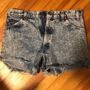 Vintage - Levi’s high waisted acid wash shorts